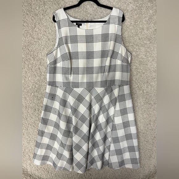 Dresses & Skirts - Elegant Black and White Checkered Dress